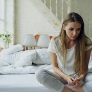 Emprise émotionnelle : pourquoi tu doutes alors que tu sens que quelque chose ne va pas dans ta relation